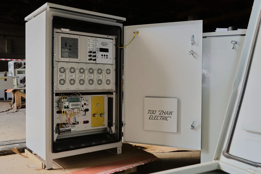 Шкаф импульсного преобразователя ВППТ-ZhE с открытой дверью, ТОО Zhaik Electric