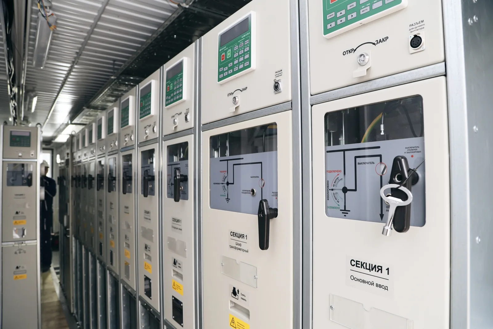 Ряд ячеек КРУ SMART производства Zhaik Electric в блочно-модульном здании